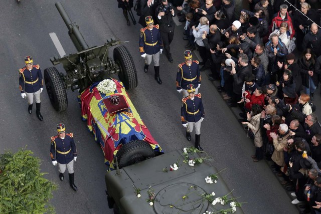 The coffin of late Romanian King Michael is carried during a funeral ceremony in Bucharest, Romania, December 16, 2017. Inquam Photos/Octav Ganea via REUTERS ATTENTION EDITORS - THIS IMAGE WAS PROVIDED BY A THIRD PARTY. ROMANIA OUT. NO COMMERCIAL OR EDITORIAL SALES IN ROMANIA TPX IMAGES OF THE DAY