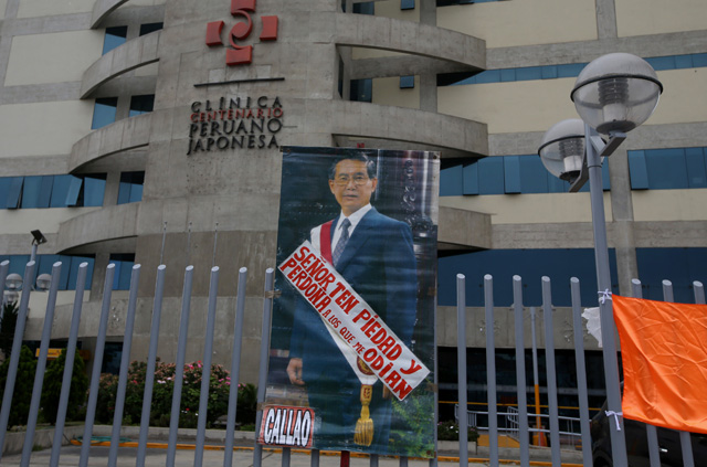Una foto del expresidente peruano Alberto Fujimori es vista afuera del hospital Centenario después de que el presidente Pedro Pablo Kuczynski lo indultara, en Lima, Perú, el 25 de diciembre de 2017. REUTERS / Guadalupe Pardo