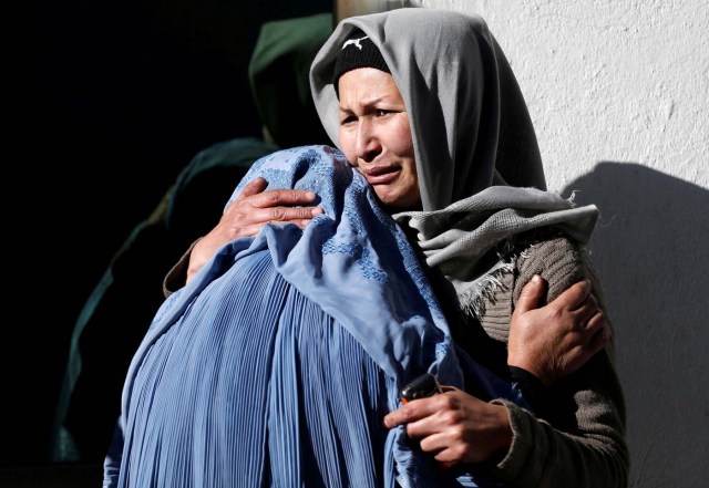 Afghan women mourn inside a hospital compound after a suicide attack in Kabul, Afghanistan December 28, 2017. REUTERS/Mohammad Ismail TPX IMAGES OF THE DAY
