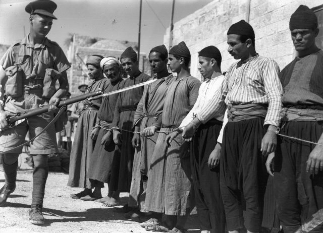 Prisioneros palestinos en la Ciudad Vieja de Jerusalén durante el mandato británico Credit Fox Photos, via Getty Images