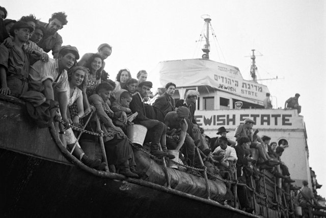 Las autoridades británicas deportaron a migrantes judíos desde Haifa en 1947. Credit Pinn Hans/Agence France-Press - Getty Images
