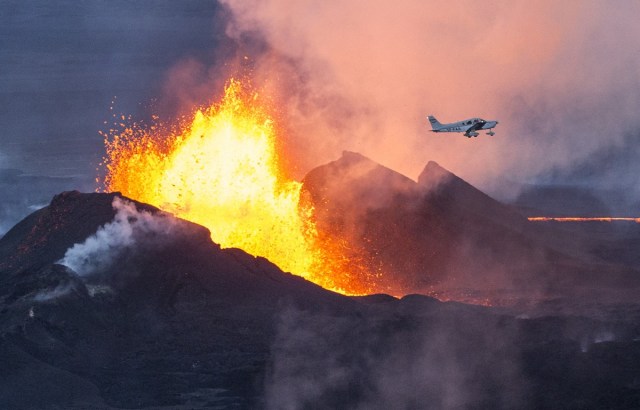 Un avión sobre vuela el volcán Bardarbunga arrojando lava y humo en el sudeste de Islandia, el 14 de septiembre de 2014.
