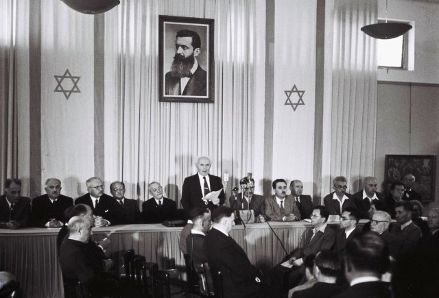 David Ben Gurion lee la declaración independentista de Israel el 14 de mayo de 1948 en Tel Aviv. Credit Zoltan Kluger/Oficina de Prensa del gobierno israelí vía Getty Images