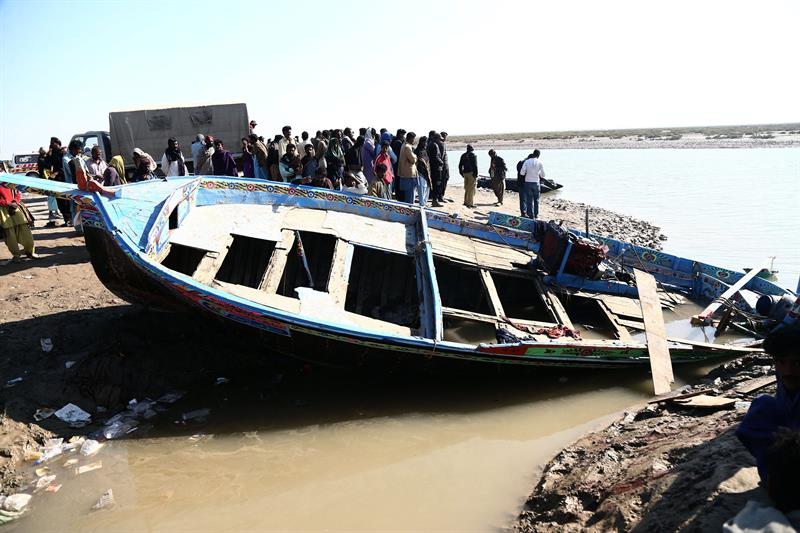 Sube a 22 el número de muertos en naufragio en sur de Pakistán