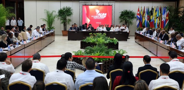 HAB04. LA HABANA (CUBA), 14/12/2017.- El ministro de Relaciones Exteriores de Cuba, Bruno Rodríguez (c-d), y su homólogo venezolano, Jorge Arreaza (c-i), asisten a la sesión de apertura del XVI Consejo Político de la Alianza Bolivariana para los Pueblos de América (ALBA) hoy, jueves 14 de diciembre de 2017, en La Habana (Cuba). EFE/Alejandro Ernesto