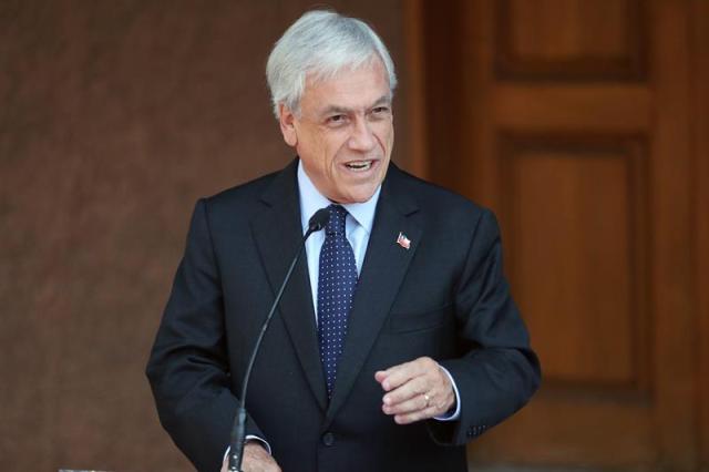 El presidente electo de Chile, Sebastián Piñera, ofrece una rueda de prensa hoy, lunes 18 de diciembre de 2017, en Santiago (Chile), donde afirmó que a partir de ahora trabajará para conformar un buen equipo de gobierno tras ganar este domingo las elecciones presidenciales y anticipó que su administración será favorable al progreso y el crecimiento económico. EFE/Mario Ruiz