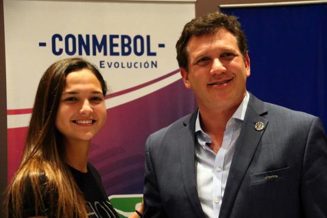 El presidente de la Conmebol, Alejandro Dominguez (d), y la futbolista venezolana Deyna Castellanos en la sede de la Conmebol de la localidad de Luque, aledaña a Asunción (Paraguay)