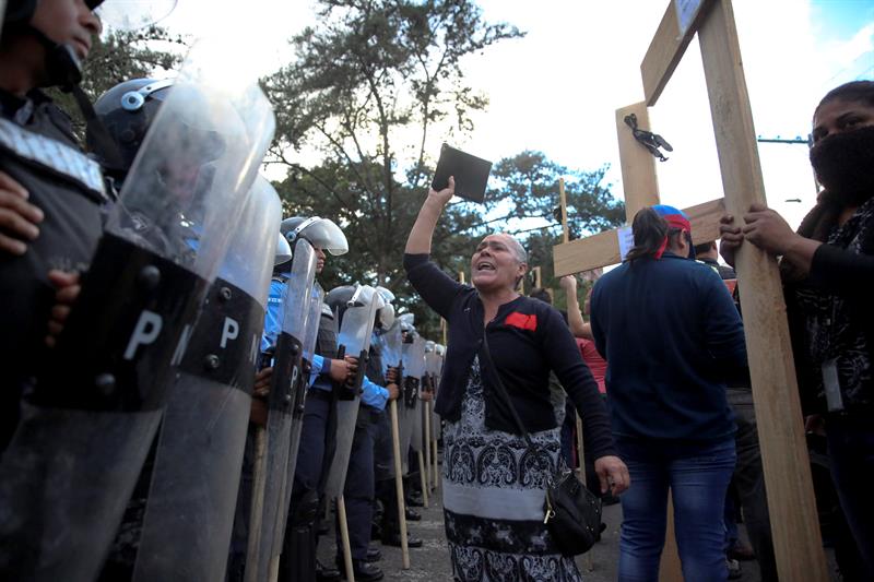 Al menos un muerto en protesta violenta contra “fraude” electoral en Honduras