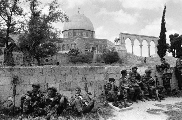 Soldados israelíes en la mezquita de Al Aqsa durante la Guerra de los Seis Días de 1967 Credit Gilles Caron/Gamma-Rapho, vía Getty Images