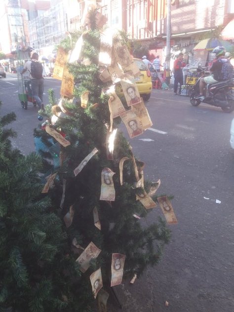 Pa’ lo que quedaron… Billetes venezolanos adornan los arbolitos navideños en Cúcuta (FOTOS)