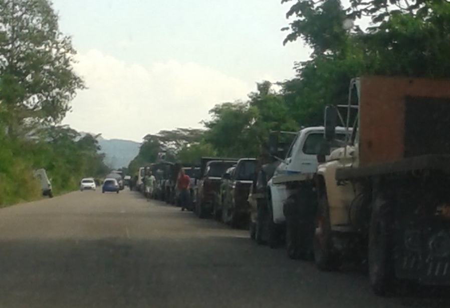 En San Cristóbal tardan hasta ocho horas en cola para echar gasolina