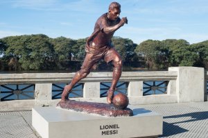 Le cortaron las piernas a la estatua de Messi en Buenos Aires (Fotos)