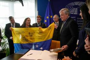 Madre de Lorent Saleh entrega bandera firmada por presos políticos al Presidente del Parlamento Europeo