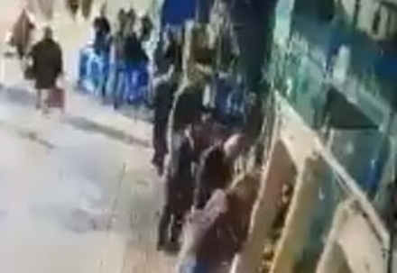 Palestino apuñala a traición a guardia de seguridad en Jerusalén (video fuerte)