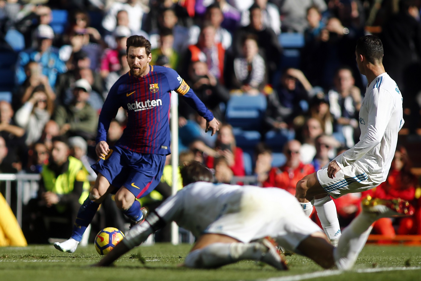 La pulga no deja de sorprendernos: Messi asistió tercer gol del barça descalzo (foto)