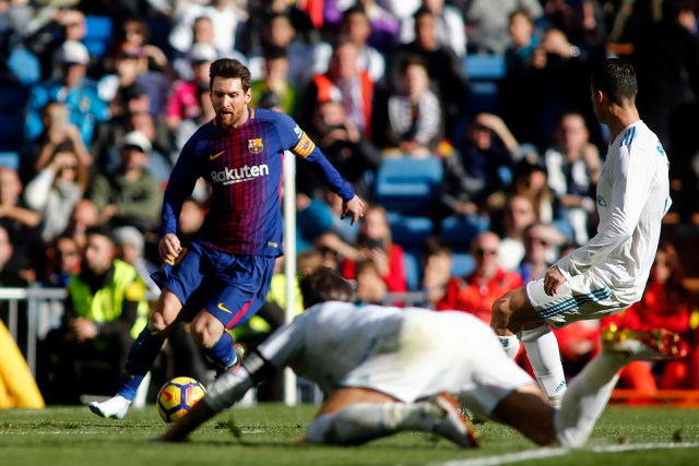 Barcelona's Argentinian forward Lionel Messi runs wit the ball during the Spanish League "Clasico" football match Real Madrid CF vs FC Barcelona at the Santiago Bernabeu stadium in Madrid on December 23, 2017. / AFP PHOTO / OSCAR DEL POZO