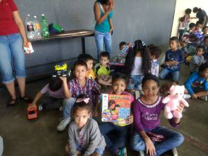 Adriana Aguilera: 150 niños de sectores populares recibieron juguetes