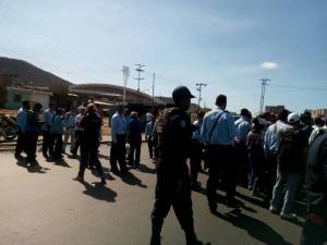 Trabajadores de Transanzoategui protestaron por el pago de quincenas y aguinaldos #20Dic (fotos)