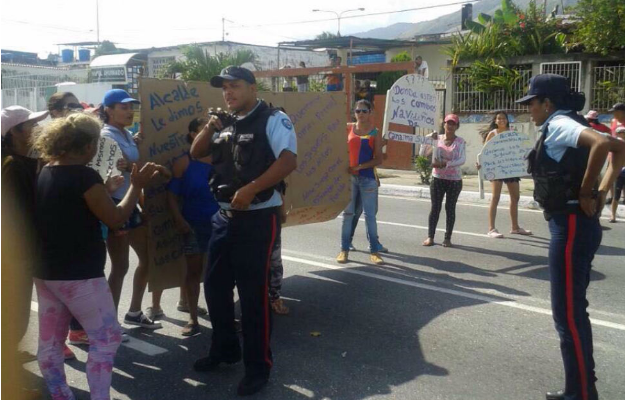 Mientras Maduro está en cadena, habitantes de Yaracuy vuelven a protestar por falta de comida #28Dic