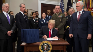 Trump firma proyecto de defensa por casi 700.000 millones de dólares