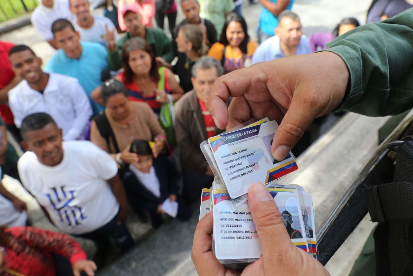 Maduro premia a sus seguidores con dinero a través del carnet de la patria