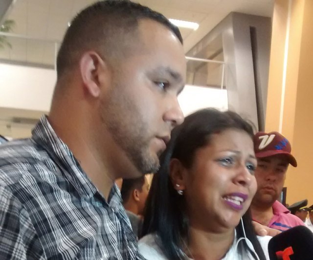 los padres desesperados esperan a sus hijos en el aeropuertode Lima