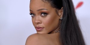 Filtraron imágenes de Rihanna pelando las nalgas y los senos