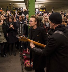 U2 sorprende con un concierto en el metro de Berlín (video)
