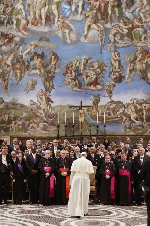 Pope Francis arrives to pose for a family photo with diplomats accredited to the Holy See inside the Sistine Chapel, at the end of an audience for the traditional exchange of New Year greetings, at the Vatican, on January 8, 2018. / AFP PHOTO / POOL / Andrew Medichini