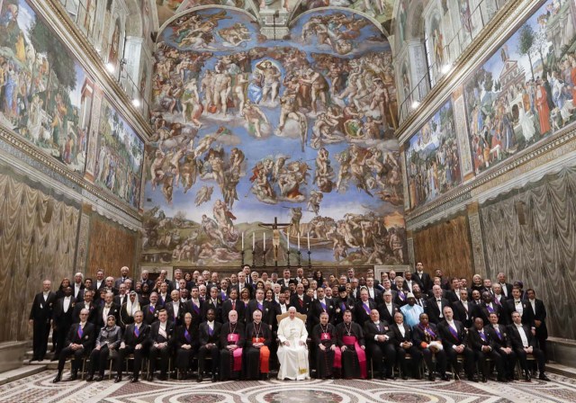 Pope Francis (C) poses for a family photo with diplomats accredited to the Holy See inside the Sistine Chapel, at the end of an audience for the traditional exchange of New Year greetings, at the Vatican, on January 8, 2018. / AFP PHOTO / POOL / Andrew Medichini