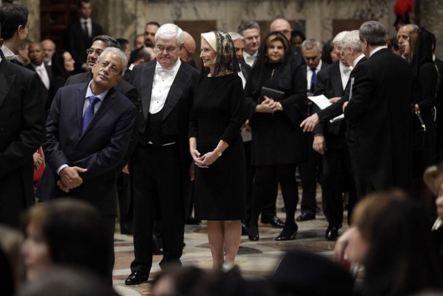U.S. ambassador to the Holy See Callista Gingrich (C) and her husband Newt Gingrich (at her left), stand in a line to meet Pope Francis during an audience with diplomats accredited to the Holy See for the traditional exchange of New Year greeting, in the "Regia" hall at the Vatican, on January 8, 2018. / AFP PHOTO / POOL / Andrew Medichini