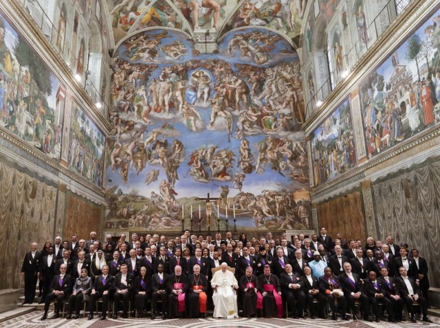 Pope Francis poses for a family photo with diplomats accredited to the Holy See inside the Sistine Chapel, at the end of an audience for the traditional exchange of New Year greetings, at the Vatican, on January 8, 2018. / AFP PHOTO / POOL / Andrew Medichini
