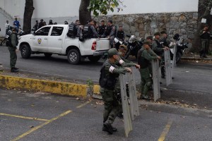 Tía de Óscar Pérez espera en las afueras de la morgue entrega del cuerpo #19Ene