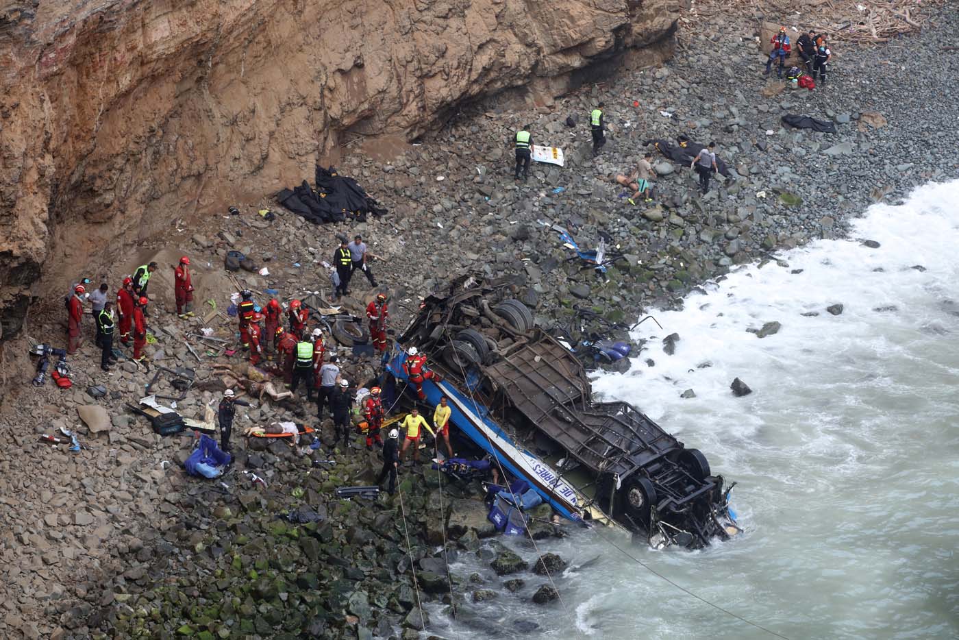 Joven se salvó al saltar del autobús antes de que cayera al precipicio en Perú