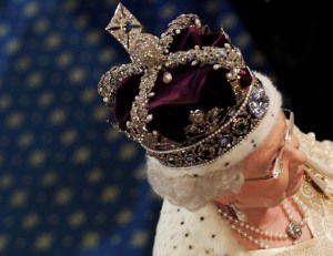 La reina Isabel habla del peligro de llevar la corona: Puede romperte el cuello