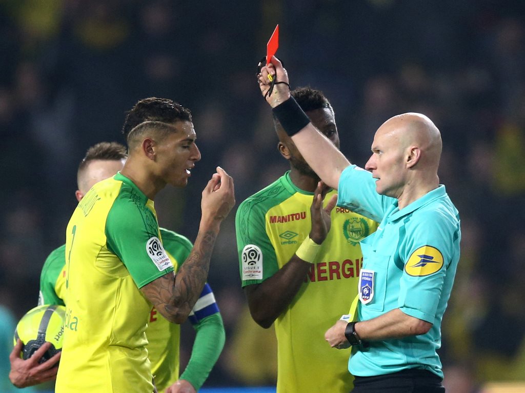 ¡Insólito! El árbitro del Nantes-PSG suelta una patada a Diego Carlos y lo expulsa (Video)