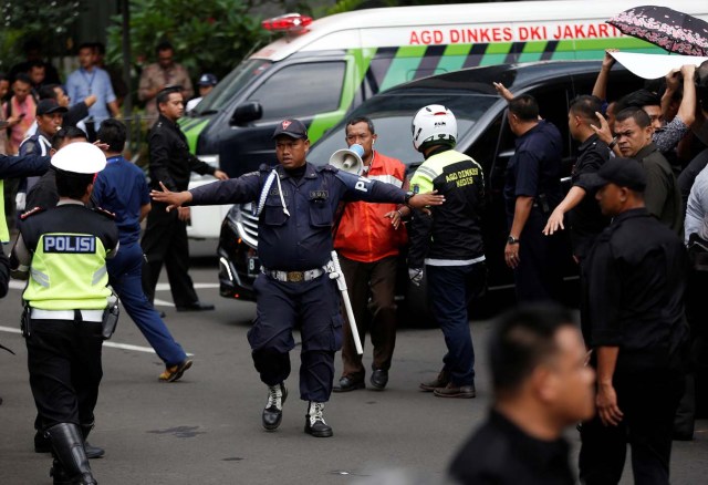 A security guard makes way for a vehicle carrying an injured person outside the Indonesia Stock Exchange building following the collapse of a mezzanine floor in the lobby in Jakarta, Indonesia January 15, 2018. REUTERS/Darren Whiteside