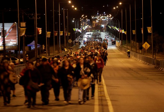 The faithful walk towards the Maquehue Temuco Air Force Base, where Pope Francis will lead a mass, in Temuco, Chile January 17, 2018. REUTERS/Juan Gonzalez NO RESALES. NO ARCHIVE.