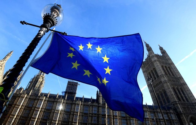 En la imagen, una bandera ondea en el exterior del palacio de Westminster, Londres, Reino Unido, 18 de diciembre de 2017. REUTERS/Toby Melville