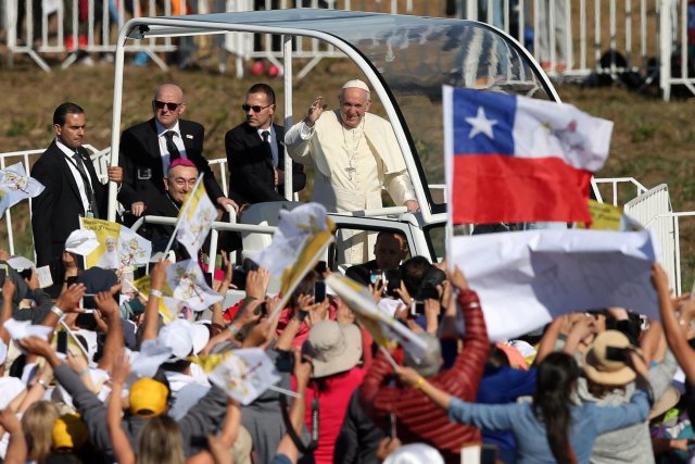 Pope Francis waves as he arrives to lead a mass at the Maquehue Temuco Air Force base in Temuco, Chile, January 17, 2018. REUTERS/Edgard Garridoo