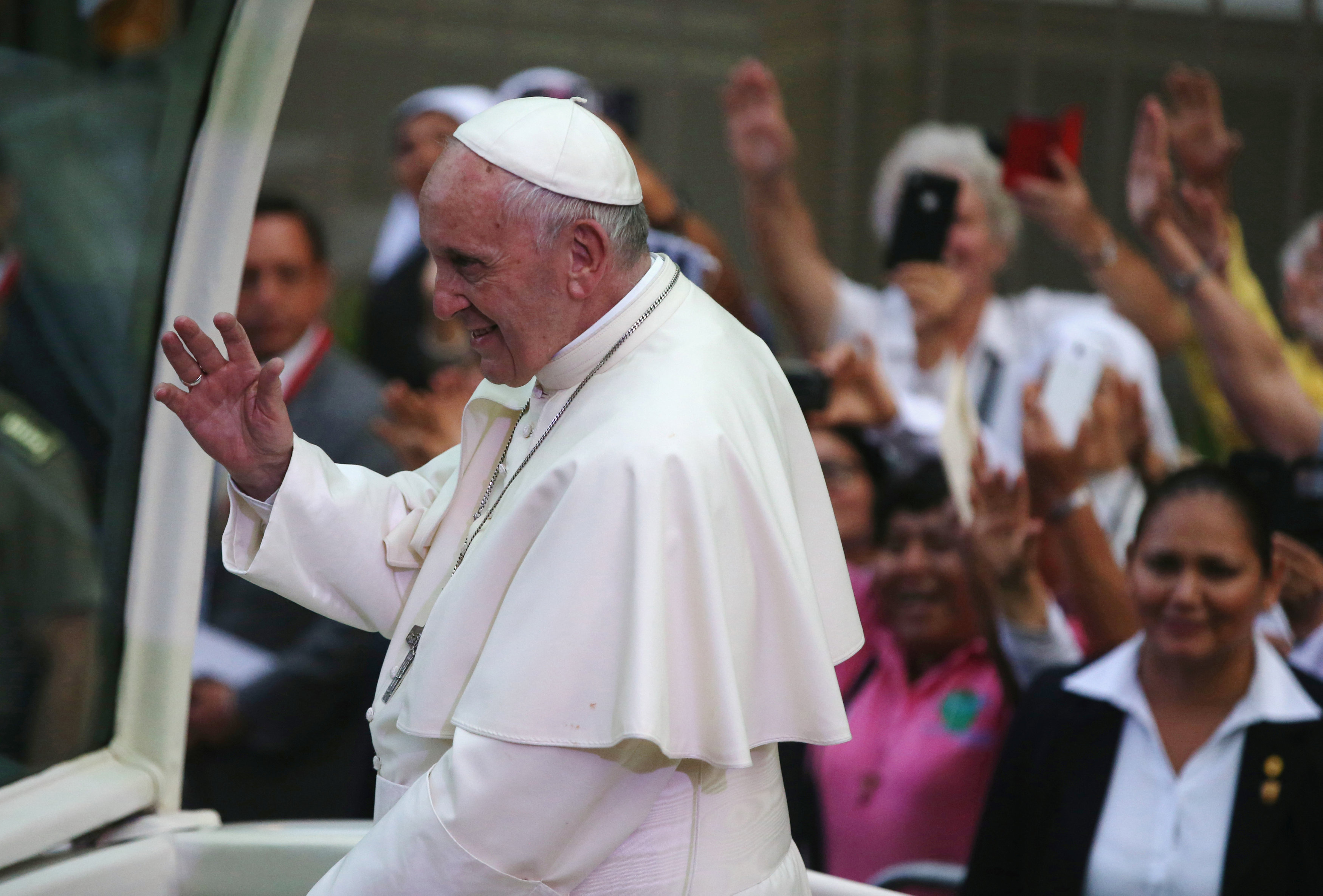 El papa Francisco saluda a fieles en Lima y reza antes de viajar a Puerto Maldonado