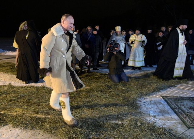 Russian President Vladimir Putin walks to take a dip in the water during Orthodox Epiphany celebrations at lake Seliger, Tver region, Russia January 19, 2018. Sputnik/Alexei Druzhinin/Kremlin via REUTERS ATTENTION EDITORS - THIS IMAGE WAS PROVIDED BY A THIRD PARTY.