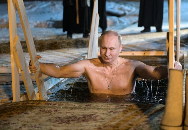 Russian President Vladimir Putin takes a dip in the water during Orthodox Epiphany celebrations at lake Seliger, Tver region, Russia January 19, 2018. Sputnik/Alexei Druzhinin/Kremlin via REUTERS ATTENTION EDITORS - THIS IMAGE WAS PROVIDED BY A THIRD PARTY. TPX IMAGES OF THE DAY