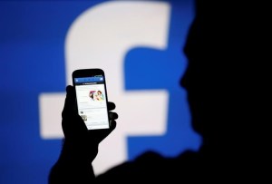 Fuga de datos de Facebook abre una tormenta política mundial