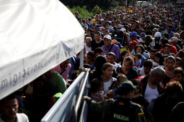 Venezolanos intentan cruzar hacia Colombia por el Puente Simón Bolívar en Cúcuta Foto Reuters/Carlos Garcia Rawlins