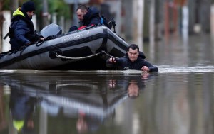 París se inunda: El Sena desbordado sigue subiendo de nivel (fotos)