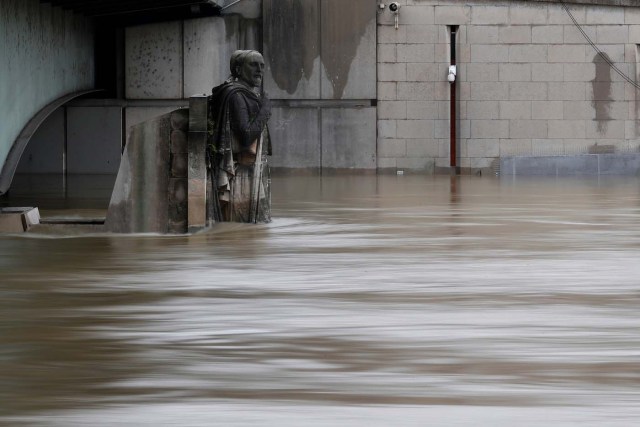 A view shows the Zouave statue as the Seine River rises after days of rainy weather that causes flooding in the country and in Paris, France, January 25, 2018.   REUTERS/Gonzalo Fuentes