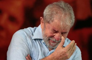 Lula termina en Curitiba una gira marcada por pedradas y balazos