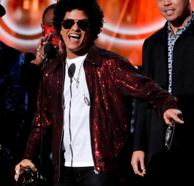 60th Annual Grammy Awards – Show – New York, U.S., 28/01/2018 – Bruno Mars accepts the Grammy for song of the year for "That's What I Like." REUTERS/Lucas Jackson