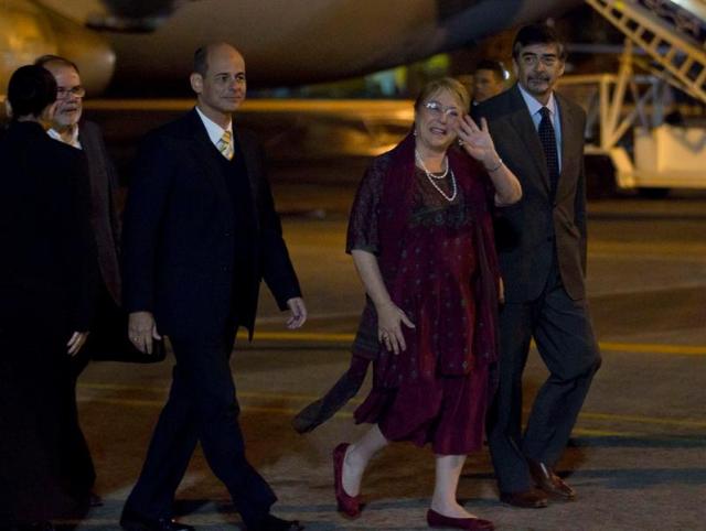 La presidenta chilena, Michelle Bachelet (c), saluda junto al vicecanciller cubano, Rogelio Sierra (i), hoy domingo, 07 de enero del 2018, a su llegada al Aeropuerto Internacional de La Habana (Cuba). Bachelet inició hoy una visita de dos días a Cuba, la penúltima gira que realiza al exterior como jefa de Estado, en la que viaja acompañada por una delegación empresarial en busca de nuevas oportunidades de negocio en la isla. EFE/Ernesto Mastrascusa